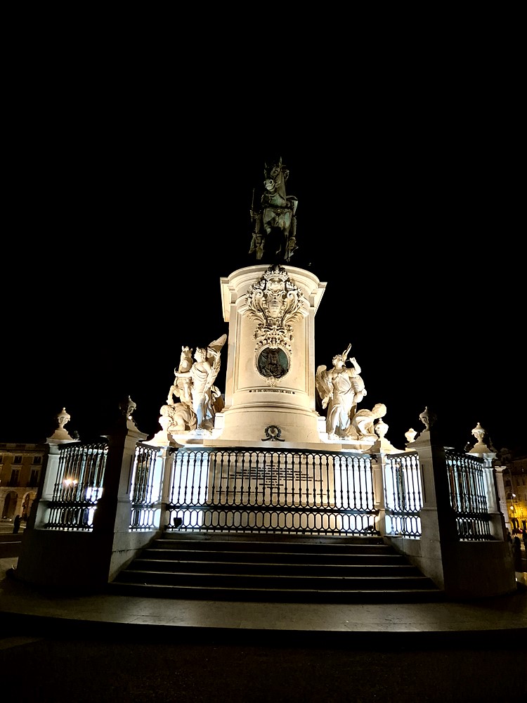 Lisbon travel guide :
Image of Praca do Comercio